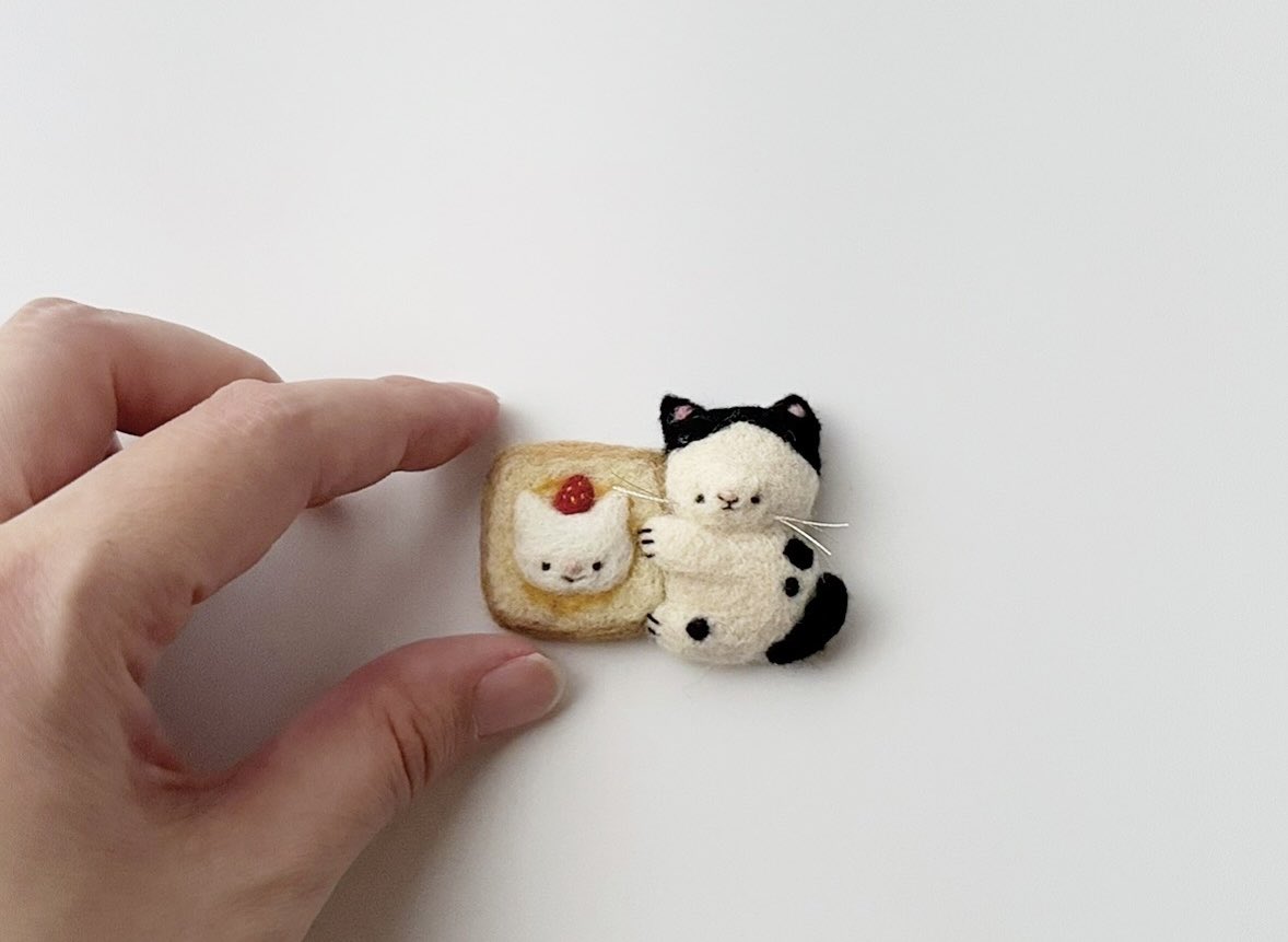 パンが大好きな動物さんたちのブローチ。 ぎゅーっとくっ付いていたり