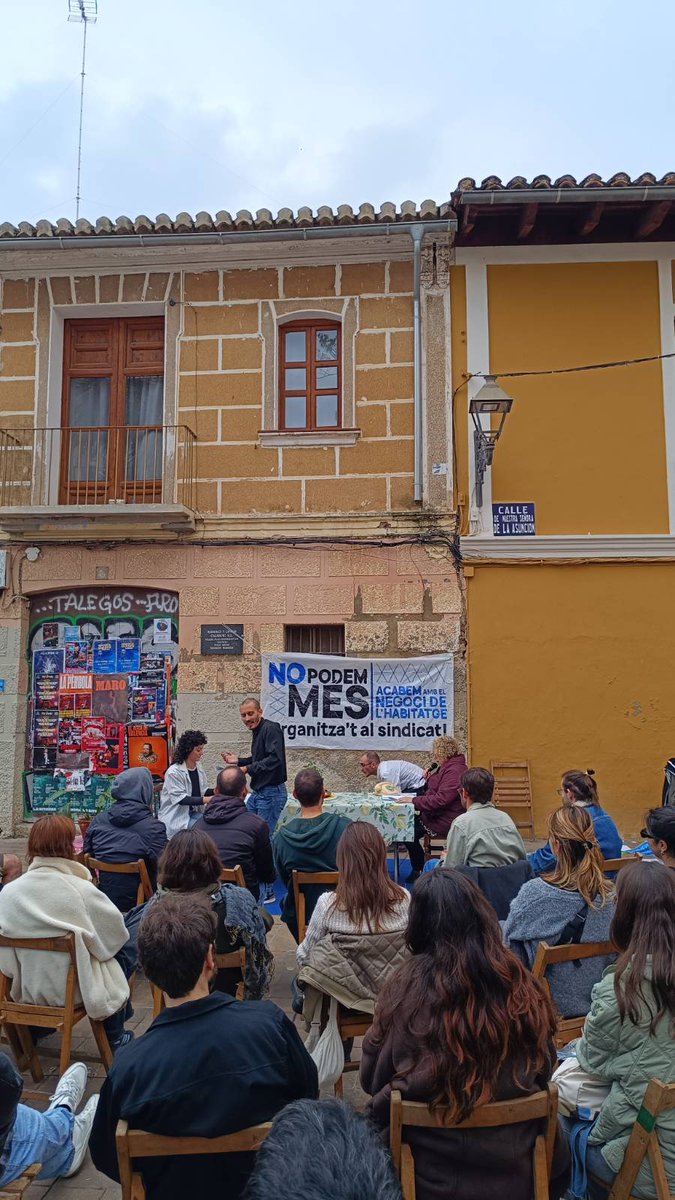 SdHValencia's tweet photo. TEATRE POLÍTIC

Aturarem tots els desnonaments! https://t.co/ZZC1AJQJ6J