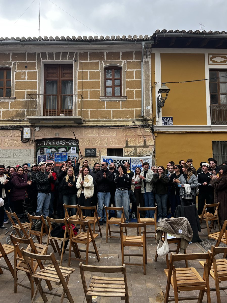 SdHValencia's tweet photo. TEATRE POLÍTIC

Aturarem tots els desnonaments! https://t.co/ZZC1AJQJ6J