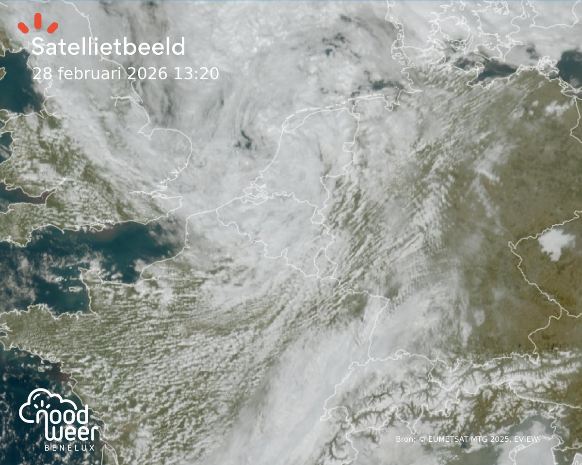 NoodweerBenelux's tweet image. Goedemiddag! Wat een verschil met de afgelopen dagen! Een kleinschalig lagedrukgebied trekt voorlangs en zorgt in de #Benelux voor veel #bewolking. Af en toe kan er nog wat #regen of een #bui vallen. Het is ondertussen ook iets afgekoeld met temperaturen rond 10°C. Het is maar