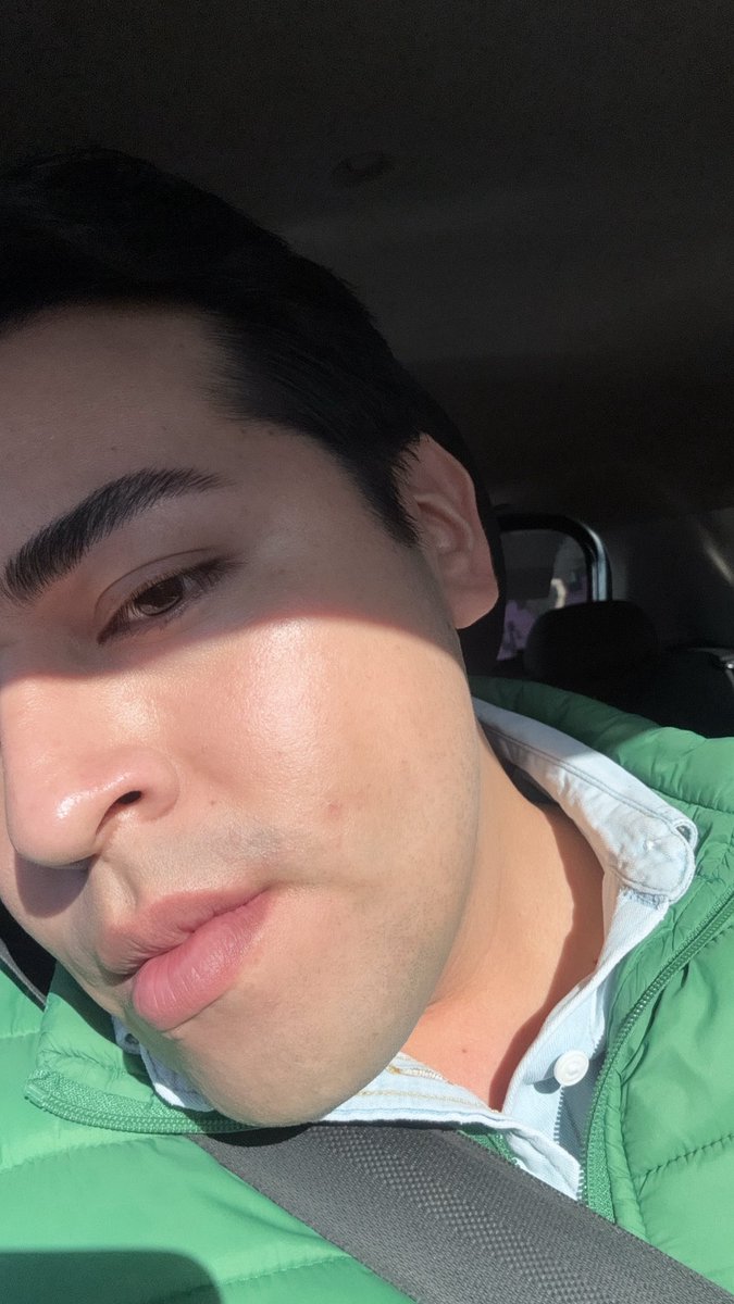 Guillero05's tweet photo. La clave si era usar el protector solar 🥵 https://t.co/rwomXywVph