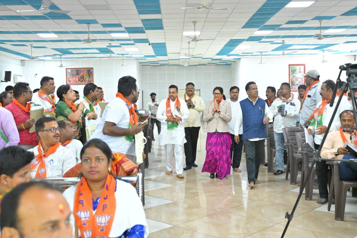 DDNewsOdia's tweet image. 🔰ପୁରୀସ୍ଥିତ ସ୍ୱାମୀ ନାରାୟଣ ମନ୍ଦିରରେ ଆୟୋଜିତ ପୁରୀ ଜିଲ୍ଲା ଯୋଜନା ବୈଠକରେ ଯୋଗ ଦେଇଛନ୍ତି ଉପମୁଖ୍ୟମନ୍ତ୍ରୀ @PravatiPOdisha 
🔰 ଦଳୀୟ ସଂଗଠନକୁ ମଜବୁତ କରିବା ସହ ସରକାରଙ୍କ ଜନକଲ୍ୟାଣକାରୀ ଯୋଜନାଗୁଡ଼ିକୁ ତୃଣମୂଳସ୍ତରରେ ପହଞ୍ଚାଇବାକୁ ଦଳର କାର୍ଯ୍ୟକର୍ତ୍ତାମାନଙ୍କୁ ଆହ୍ୱାନ ଜଣାଇଛନ୍ତି
#Puri #BJP