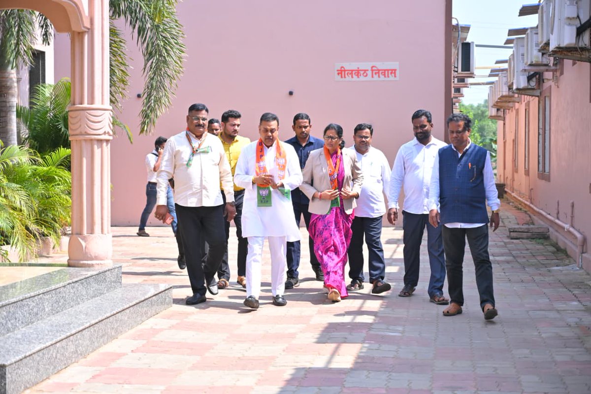 DDNewsOdia's tweet image. 🔰ପୁରୀସ୍ଥିତ ସ୍ୱାମୀ ନାରାୟଣ ମନ୍ଦିରରେ ଆୟୋଜିତ ପୁରୀ ଜିଲ୍ଲା ଯୋଜନା ବୈଠକରେ ଯୋଗ ଦେଇଛନ୍ତି ଉପମୁଖ୍ୟମନ୍ତ୍ରୀ @PravatiPOdisha 
🔰 ଦଳୀୟ ସଂଗଠନକୁ ମଜବୁତ କରିବା ସହ ସରକାରଙ୍କ ଜନକଲ୍ୟାଣକାରୀ ଯୋଜନାଗୁଡ଼ିକୁ ତୃଣମୂଳସ୍ତରରେ ପହଞ୍ଚାଇବାକୁ ଦଳର କାର୍ଯ୍ୟକର୍ତ୍ତାମାନଙ୍କୁ ଆହ୍ୱାନ ଜଣାଇଛନ୍ତି
#Puri #BJP