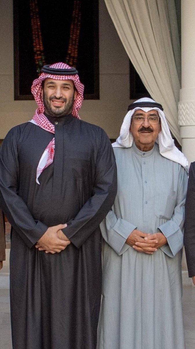 اجرى اتصالاً هاتفياً سمو ولي العهد رئيس مجلس الوزراء سيدي الامير #محمد_بن_سلمان لـ أمير دولة الكويت سمو الشيخ مشعل الاحمد الجابر الصباح
حرص سموه :

 • تسخير كافة إمكانات المملكة وطاقاتها لدعم #الكويت
• أمن واستقرار #الكويت جزء لا يتجزأ من أمن واستقرار #السعودية
• دعم الإجراءات