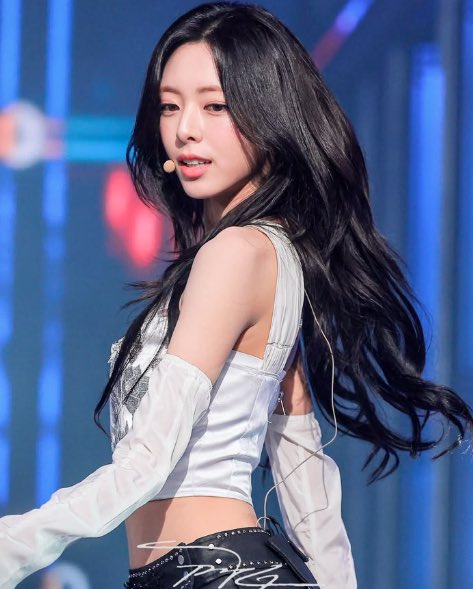 kpop_daily0's tweet photo. ITZYโs Yuna is set to make her highly anticipated solo debut this month, stepping into the spotlight with her own music! ๐๐ถ
#ITZY #Yuna #SoloDebut #Kpop #NewMusic #KpopStar #MusicLovers https://t.co/UzD47Iwe1e
