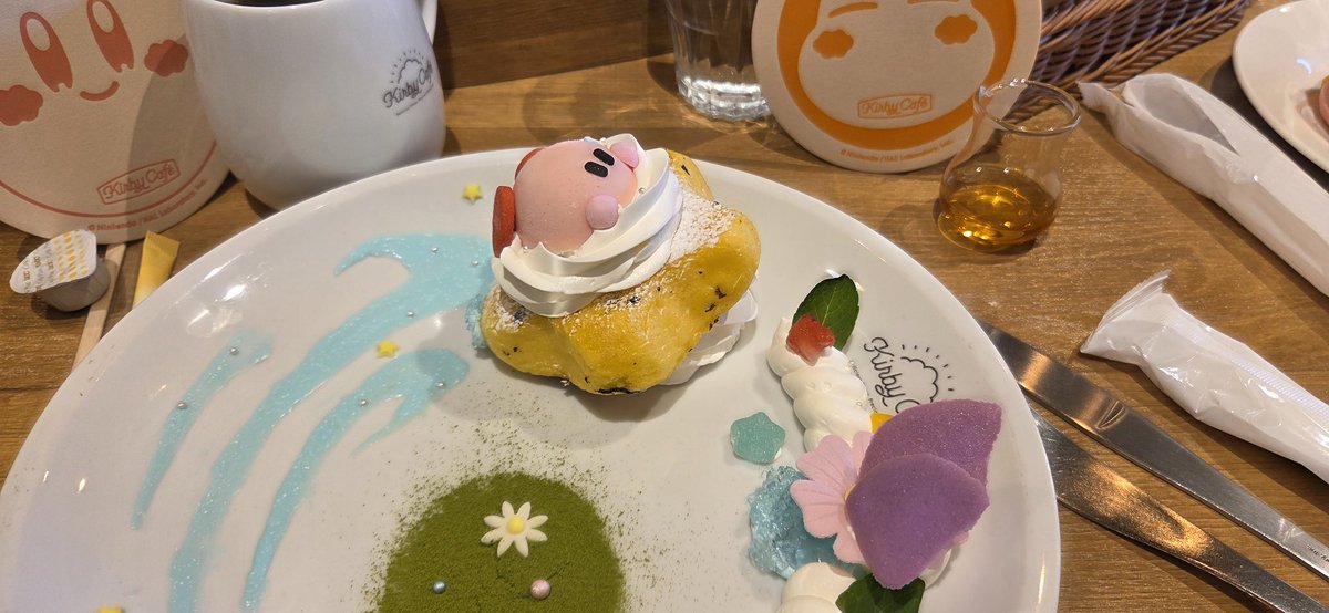 ASAMEshiATO's tweet photo. ��レンチトーストの上に、たっぷりクリーム&amp;カービィさん爽やかシャーベット。ザラメがアクセントになっていて、見た目も味も妥協無し。 https://t.co/SMmQHmCIqC
