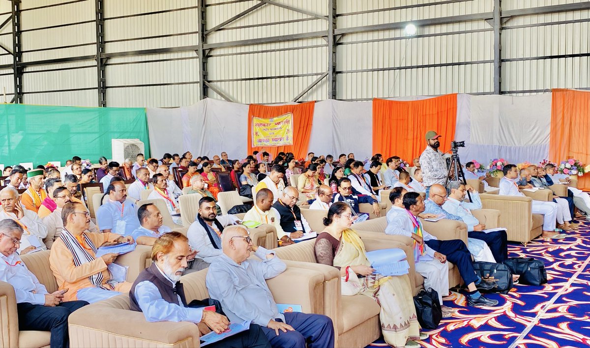 आज दिनांक 28 फरवरी कानपुर में सहकार भारती के दो दिवसीय राष्ट्रीय कार्यकारणी बैठक का शुभारम्भ कानपूर प्रान्त के संघचालक आदरणीय भवानी भीख जी राष्ट्रीय अध्यक्ष आदरणीय डॉ उदय जोशी जी राष्ट्रीय महामंत्री श्री दीपक चौरसिया जी व् अन्य पदाधिकायों ने संयुक्त रूप से दीप प्रज्ज्वलित कर किया