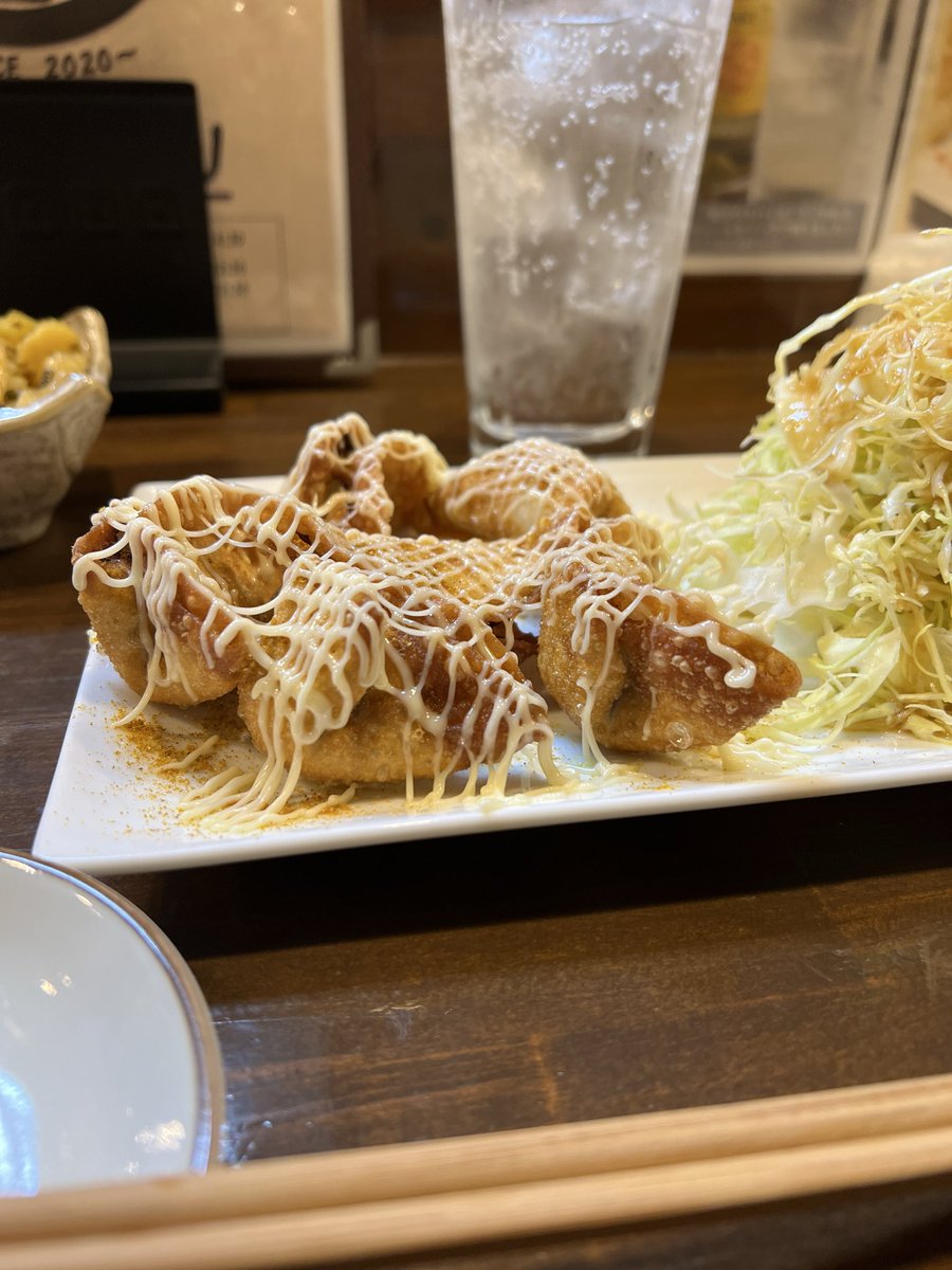 mi8za's tweet photo. で、イベント終わりにそのまま帰る気分になれず、近所の餃子やさんに初めてお邪魔した。

芋のソーダ割り×餃子
最高。 https://t.co/tbb4mA9peC