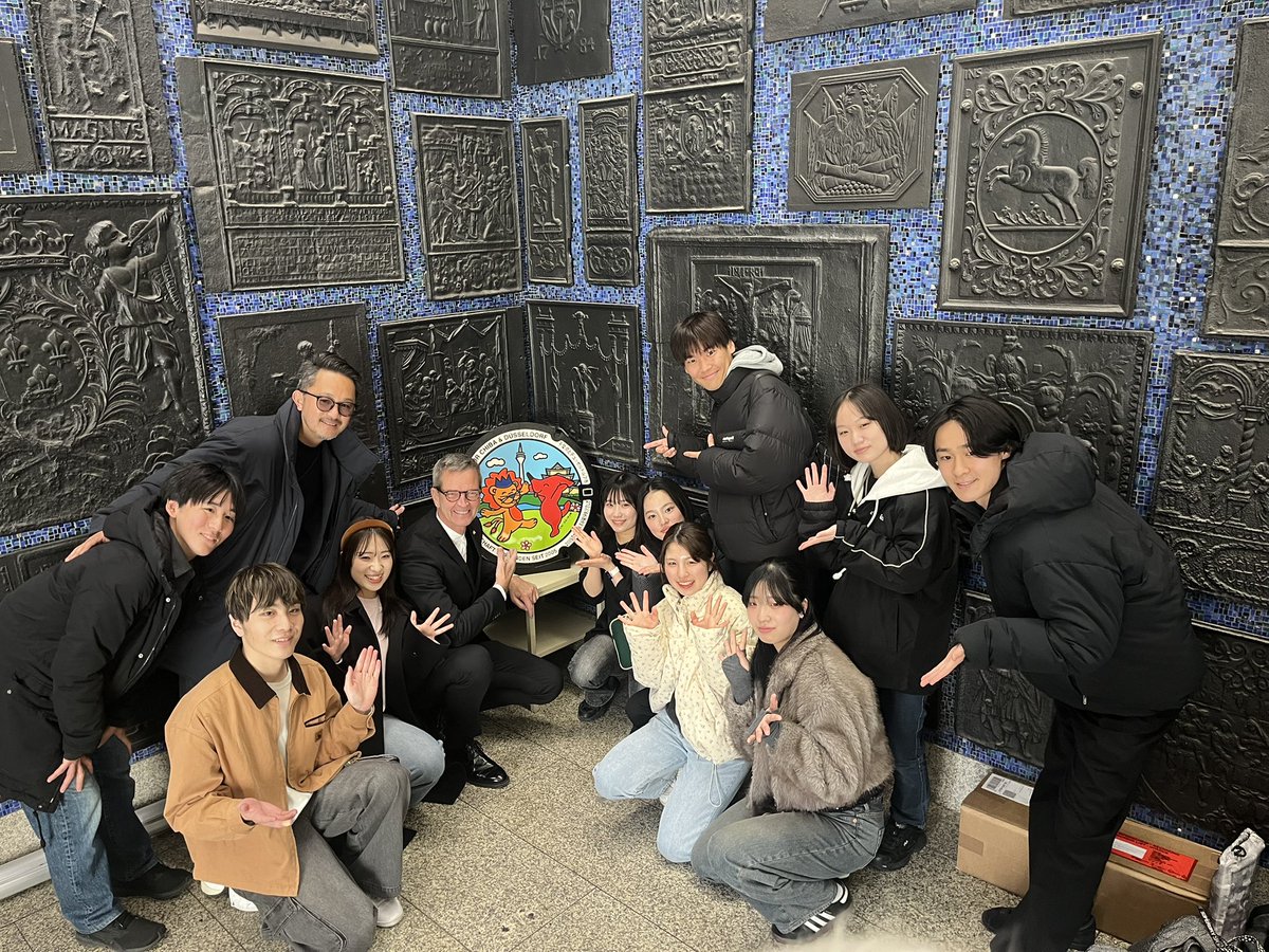 F95_jp's tweet photo. 【フォルトゥナ✖️中央大学】
27日から1週間、カレッジパートナーとして提携している #中央大学 の学生10名が、フォルトゥナでスポーツ•ビジネスに関する実地研修を行っています🧑🏻🏫📝
今年は市庁舎訪問、ホームゲーム観戦から研修がスタートしました💪🏻😌
#フォルトゥナ | 🔴⚪️ | #GSBC https://t.co/ZtwEc3MGob