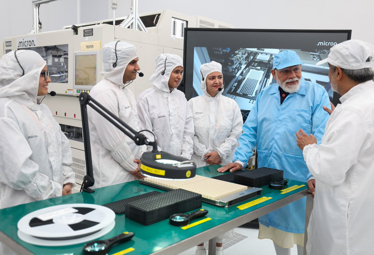 माननीय प्रधानमंत्री श्री <a href="/narendramodi/">Narendra Modi</a> जी ने आज साणंद में माइक्रोन टेक्नोलॉजी की सेमीकंडक्टर असेंबली, टेस्ट और पैकेजिंग (ATMP) सुविधा का दौरा किया।

#SemiconRevolution