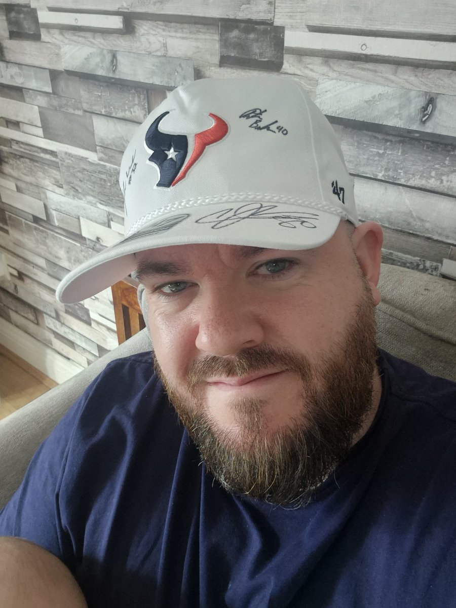 gillba86's tweet photo. What a suprise to receive from my very good friend who stays in Houston..... A signed @HoustonTexans cap from none other thanthe GOAT and Hall of Famer @johnson80. Im absolutely gobsmacked.Thank you Andre 😃🤘 🐃 https://t.co/8vO5ACg6tl