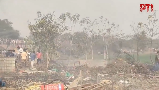 PTI_News's tweet photo. STORY | 21 dead, 8 critically injured in Andhra cracker unit explosion, PM, Shah, CM condole deaths

As many as 21 people were killed and 8 others critically injured in the cracker unit blast here in Kakinada district on Saturday, Andhra Pradesh Minister Kandula Durgesh said.

READ: https://t.co/ZHH4SkS7Jf