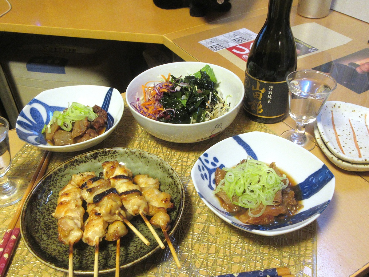 妻が煮込みを作っておいてくれました。あとは買ってきたものを並べて。明日は休みです。
#おうちごはん #おうちで居酒屋