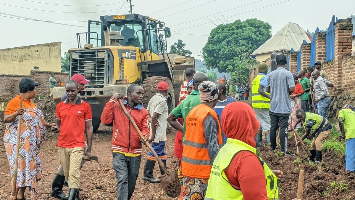 MuganzaYVS's tweet photo. Uyumunsi urubyiruko rwabakorerabushake twazindutse mu muganda usoza ukwezi Aho wibaza ku isuku n'isukura dusanza raterite mu muhanda. Tujyanemo umuturage ahore ku Isonga https://t.co/2yZPqjTygk