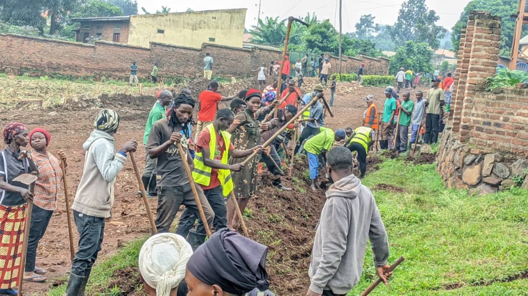 MuganzaYVS's tweet photo. Uyumunsi urubyiruko rwabakorerabushake twazindutse mu muganda usoza ukwezi Aho wibaza ku isuku n'isukura dusanza raterite mu muhanda. Tujyanemo umuturage ahore ku Isonga https://t.co/2yZPqjTygk