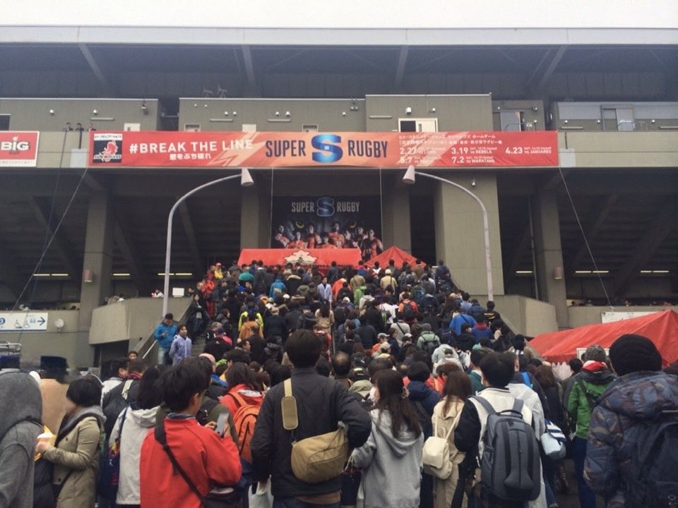 syuttyo_okami's tweet photo. チーム発足初期、守護神ピシがいた時。
ジャガーズやストーマーズに狼が勝った時。秩父宮メインで入場を待つ時。サイン入りオーセンティックホームジャージが当たった時。負けてばかりだったけど、サンウルブズは明日への活力だったわ #sunwolves https://t.co/OiY9Kj9FyS