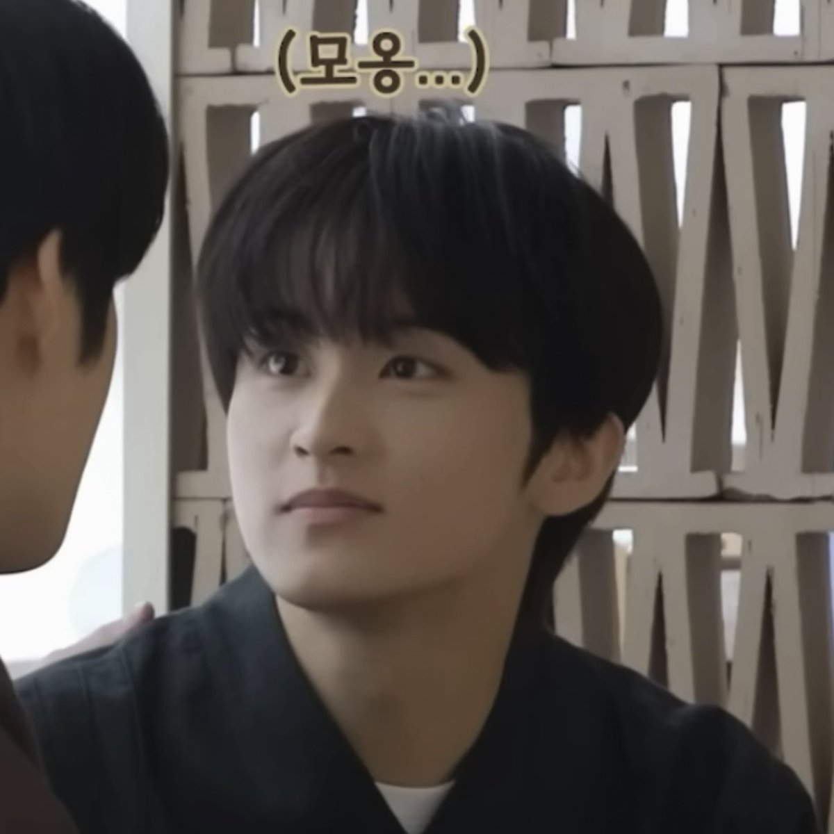 เส้น: น้องม้ากเด้กดี
พี่จอน: เขาดื้อมากคับ

หึ้ย จะใส่บีนนี่ เสื้อยืดชั้นเดียว ไว้ผมยาว นั่งกิมไก่ตุ๋นโสม!