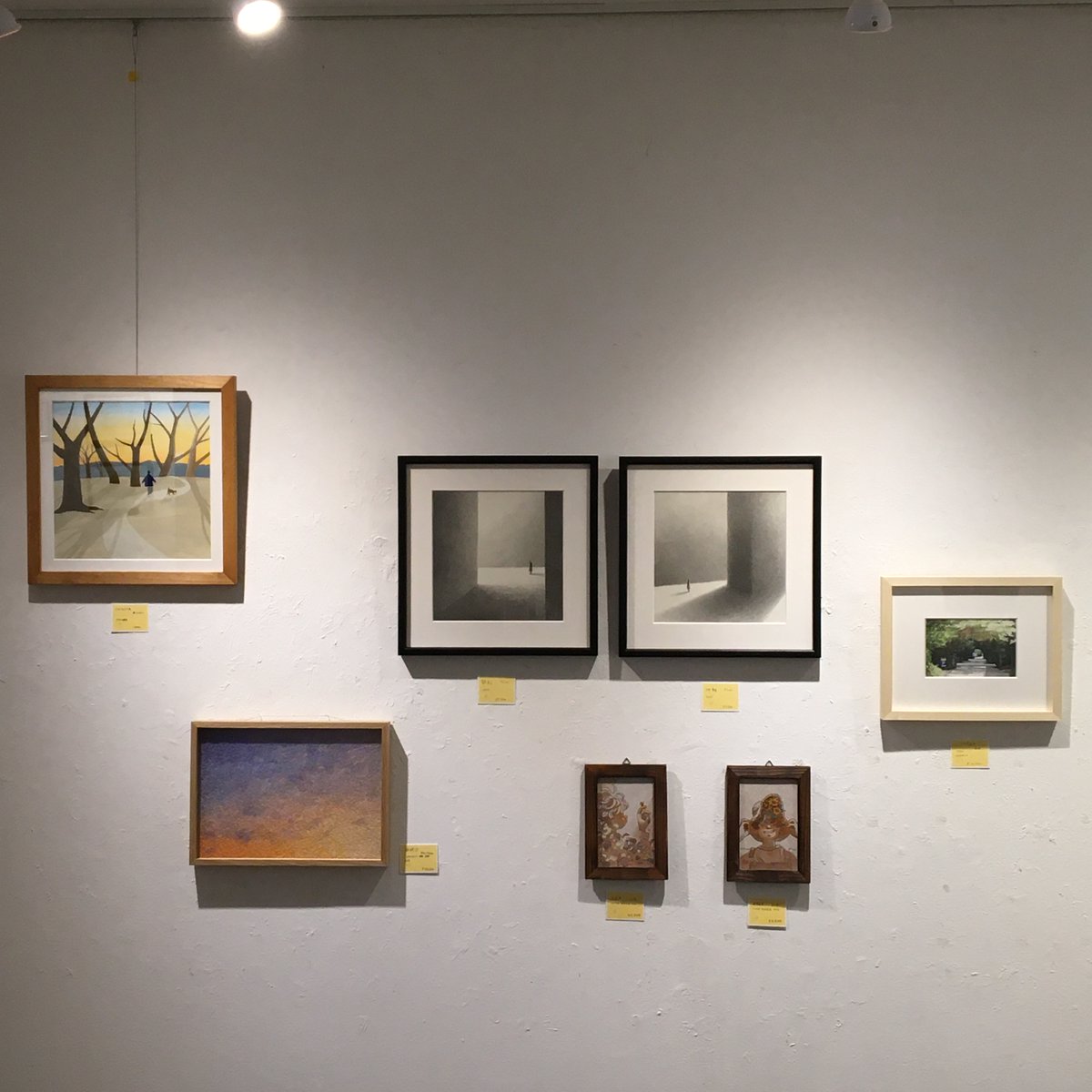 8251kikaku's tweet photo. 8251kikaku企画展『daylight』3日目、

土曜日で、また本日はご在廊の作家様も多くいらっしゃり、
先の二日間以上にたくさんの方にお越しいただきました。

ご来場くださいました皆様、ありがとうございました。

明日も12時よりお待ちしております。

よろしくお願いいたします☀️

*

企画展『daylight』出展作品紹介

※既にお迎えいただいたもの、非売品のものも含みます。
※複数のセクションで展示させていただいている作家様の作品については、各箇所毎にご紹介いたします。

【掲載作品作家】

・奥山ひかり -
・Mori Hiroe -
・pomi @lAXaesmULNrf6nV
・らいす @r5i6c0e
・余白 @__4_89

会場販売を優先いたしますが、
通販対応もさせていただきますので、気になる作品やご贔屓の作家様がいらっしゃいましたら、お気軽にお問い合わせください。

※グッズの通販対応はいたしかねますので予めご了承ください。
※問い合わせはDMのみ対応させていただければと思いますので、ご協力お願いいたします。

・・・・・・・・・・・・・・

企画展『daylight』

・会期：2026/2/26(木)-3/2(月)の5日間
・会場：京都市中京区御幸町通御池上ル亀屋町399 カーサ御幸 1F
・開場時間：12時-18時(初日13時から・最終日17時まで)

●入場無料
●作品・グッズ販売あり

・・・・・・・・・・・・

会期中-会期終了後数日間は、メール/DMの返信にお時間をいただくかと思います。
申し訳ございません。ご理解いただけますと幸いです。

#8251kikaku #daylight #企画展 #exhibition #イラストレーション #illustration #京都ギャラリー #京都市役所前 #kyoutoshiyakushomae