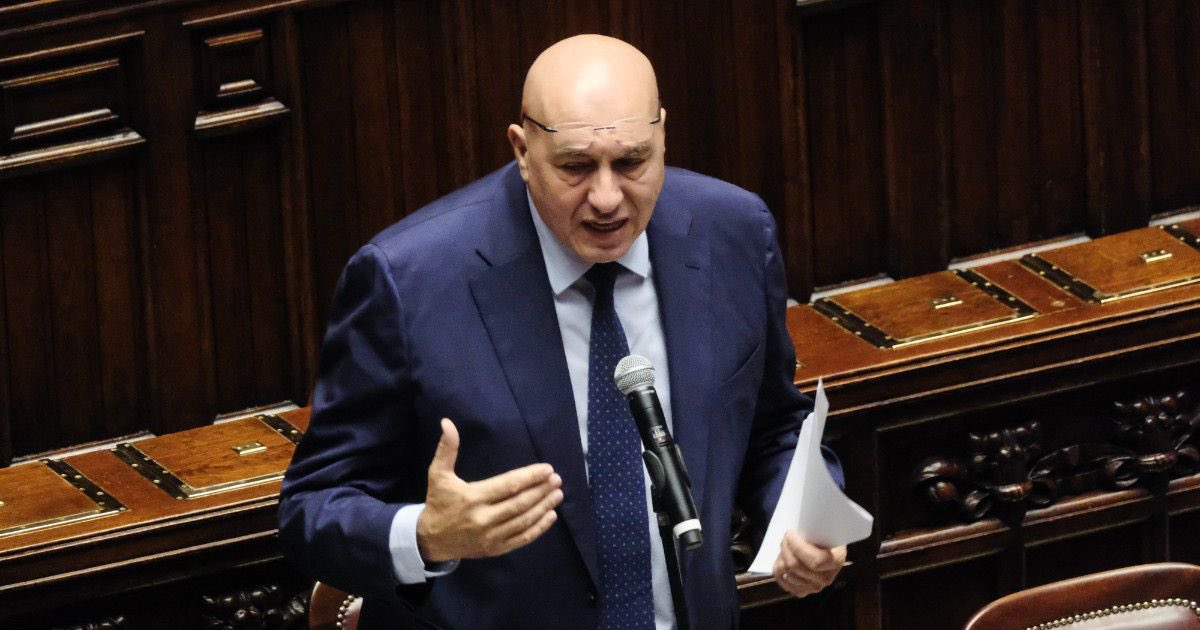 MarcoRizzoDSP's tweet photo. Sovranità. Il ministro Crosetto bloccato a Dubai,dove si trovava privatamente. 
Facciamo parte di un’alleanza che non avverte neanche i ministri difesa dei paesi alleati di quello che sta succedendo.Come puó un governo accettare una cosa del genere?Serve un’altra politica estera! https://t.co/4is2Hx3YNB