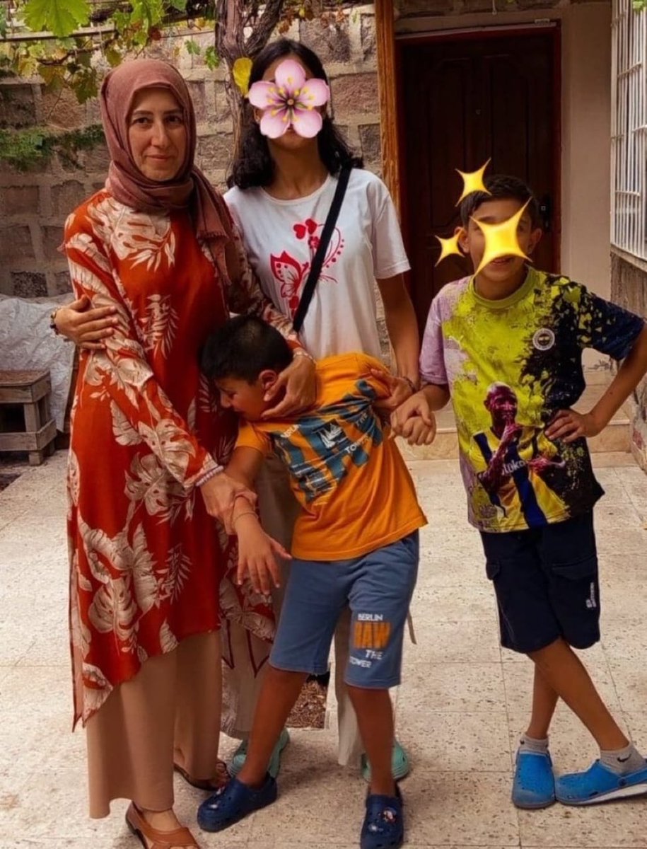 Fen bilgisi öğretmeni Venhar Can, 2 Kasımda tutuklandı.
Can'ın %95 engelli oğlu İhsan'ın; fiziksel, zihinsel ve görme engeli sebebiyle annesinin bakımına, şefkatine ihtiyacı var.
Annenin cezaevinde tutulması bu özel çocuğun hayattan kopması demektir. Tahliye şart!

#KadınınSesi