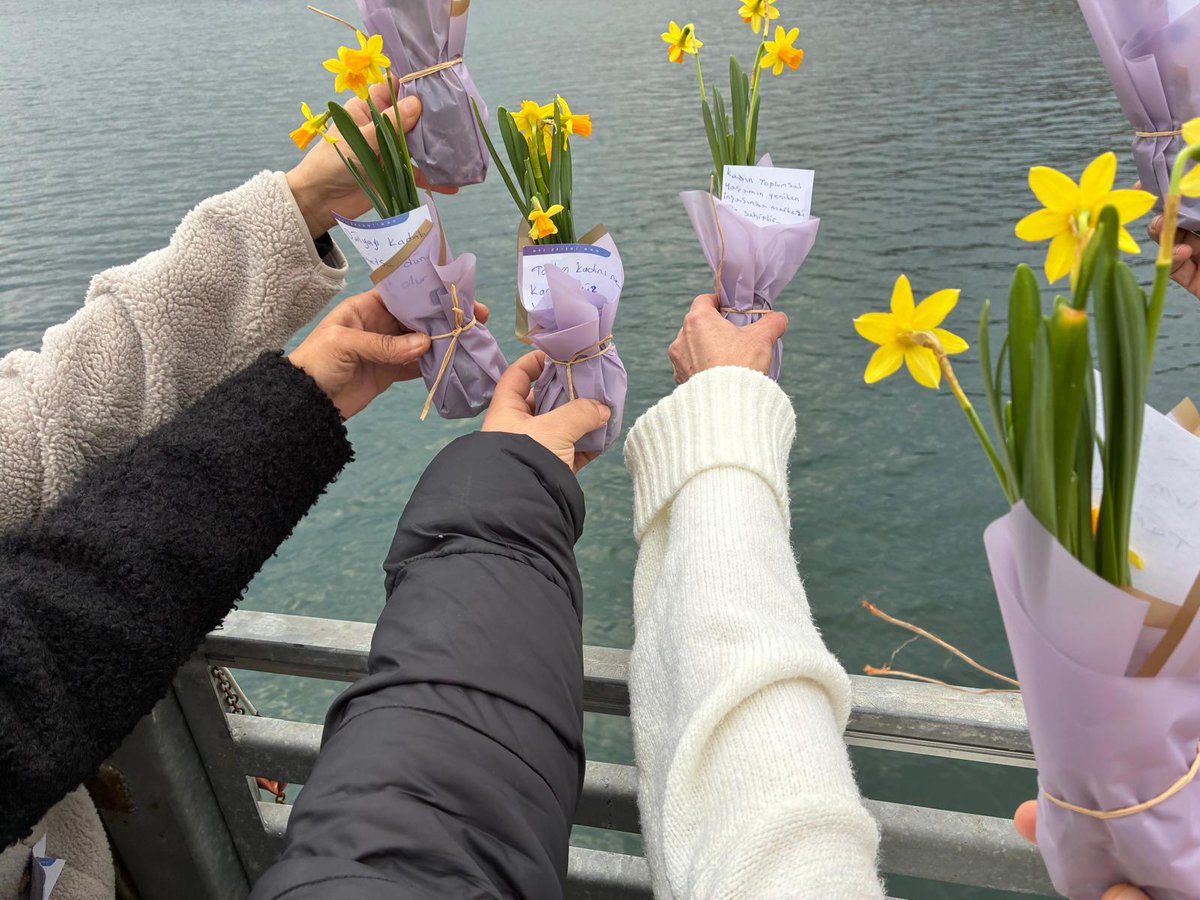 dembursakad's tweet photo. 8 mart kapsamında Bursa da kadınlar,Gemlik körfez inden barış adasına çiçekli mesajlar gönderdi.Nergizlerle taşınan sözler barışın özgürlüğün ve kadın mücadelesinin selamı oldu. https://t.co/0tLTpjHLqa