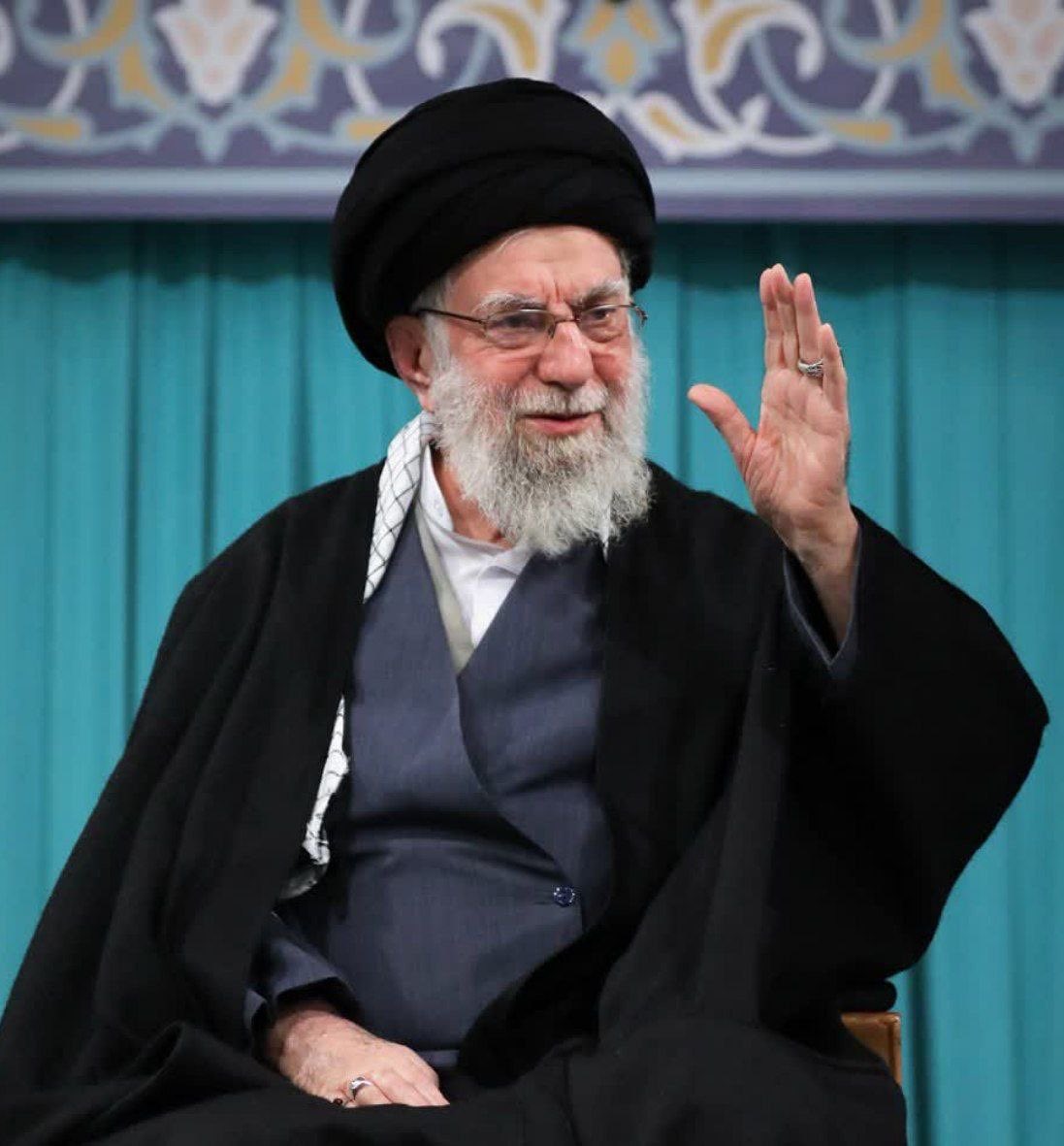 🟥☫🟩ازاده امینی tweet media