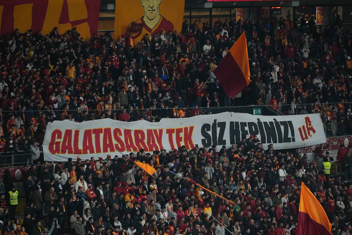 OSIMHEN'İN AYAĞINA BARİZ MÜDAHALEYİ GÖRMEMELERİ HAKEM HATASIDIR.

ANCAK BU MÜDAHALEYİ GÖRÜP PENALTI VERMEMEK TFF TETİKÇİLİĞİNİN SAYISIZ İSPATLARINDAN EN YENİSİDİR!

BİZ BU SENARYOYU EZBERE BİLİYORUZ!

GALATASARAY TEK, SİZ HEPİNİZ!

#ultrAslan