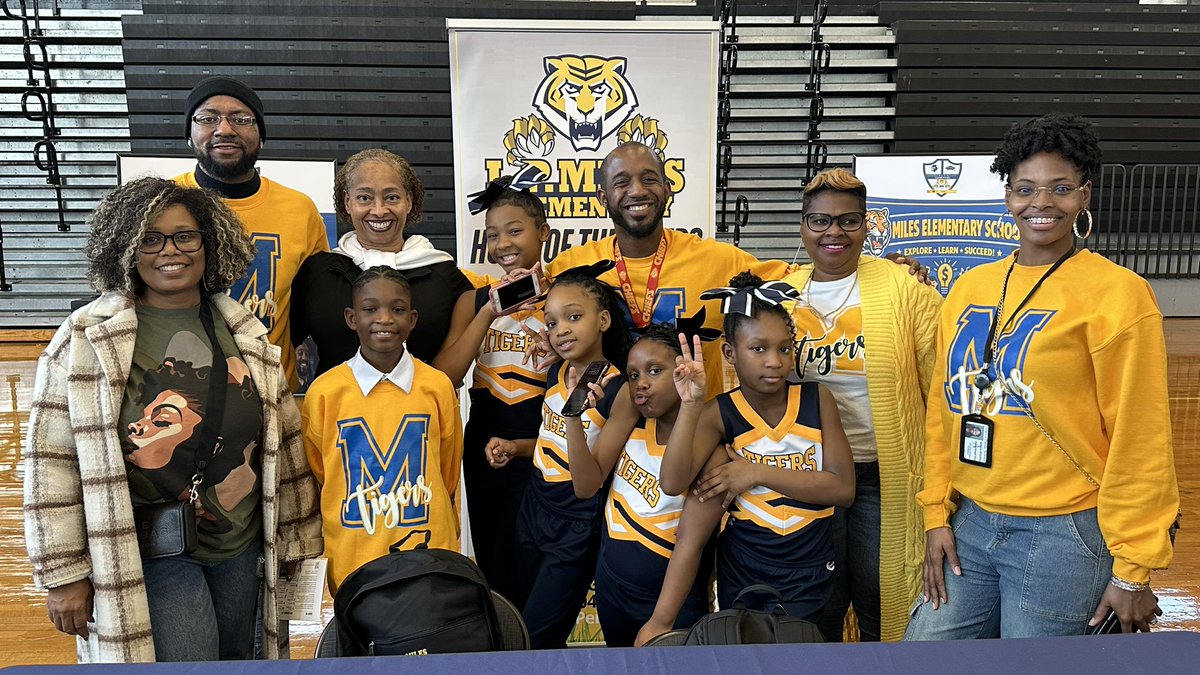 Jones_art_aps's tweet photo. We’re so happy to represent L. P. Miles Elementary at the Discover APS: School Options Fair! Come join our tiger family!  @MilesTigersAPS @apsupdate #Atlanta https://t.co/7Uo2FaZof5