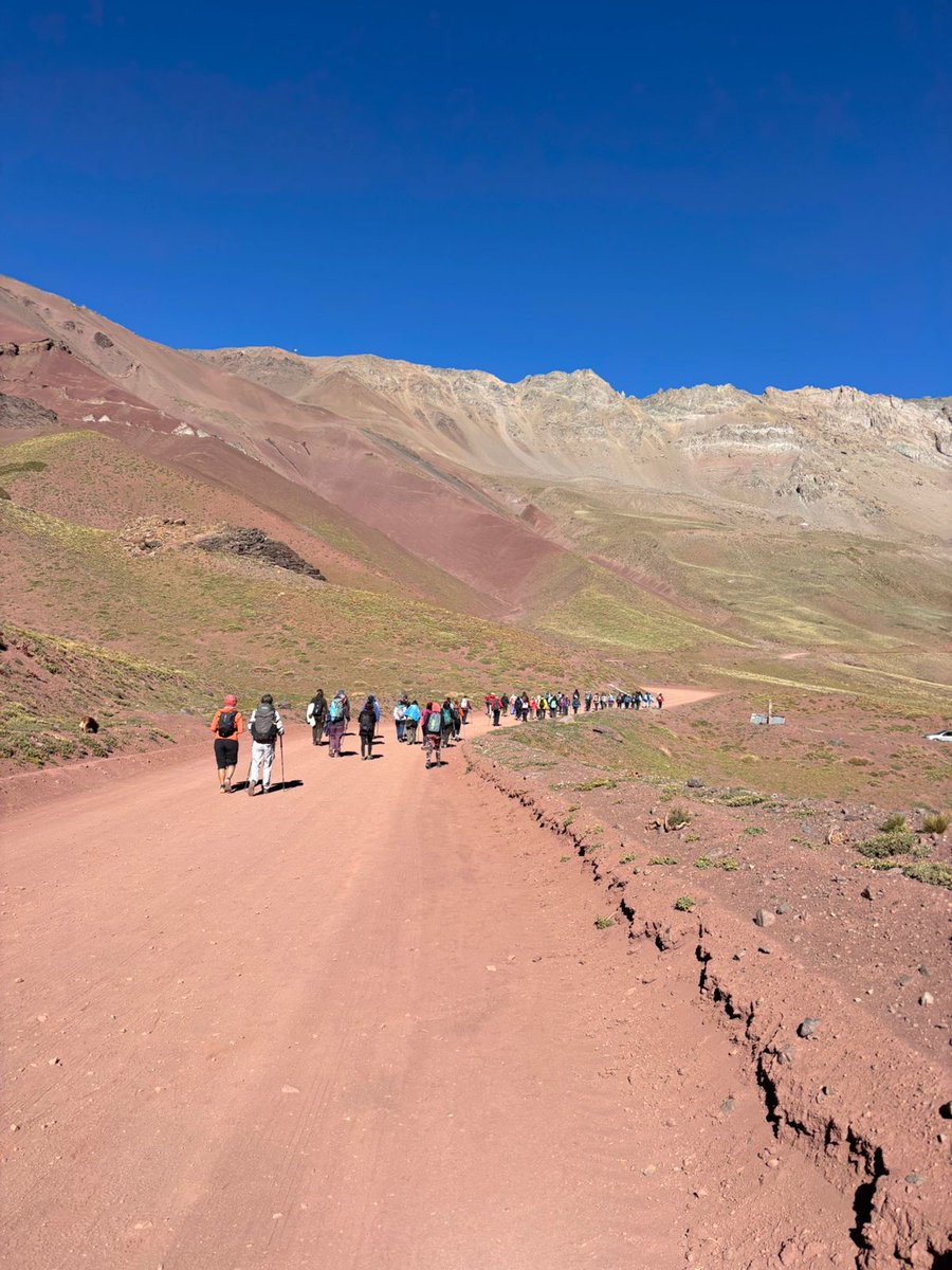 Caminata de Mujeres por el Agua hacia el paso #CristoRedentor. Salieron desde temprano caminando en defensa del 💧 y nuestros bienes comunes naturales. 
Aplausos a esas mujeres!
#ElAguaDeMendozaNoSeNegocia