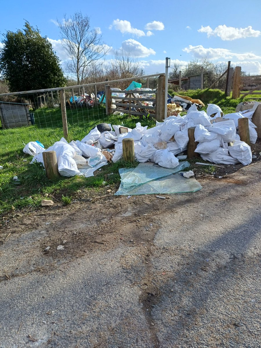 pitch_cool's tweet photo. @mairievitry #depotssauvages
Voie des monis, dépôts sauvages permanents malgré la bonne volonté de la municipalité. 
À quand la mise en place de caméras ? 🤔🤔 https://t.co/RlkWbwt4ZU