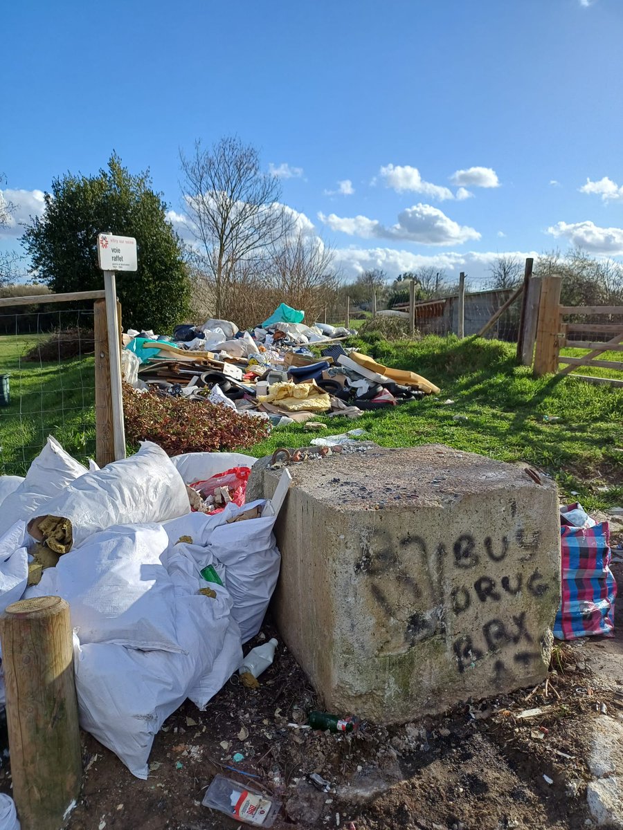 pitch_cool's tweet photo. @mairievitry #depotssauvages
Voie des monis, dépôts sauvages permanents malgré la bonne volonté de la municipalité. 
À quand la mise en place de caméras ? 🤔🤔 https://t.co/RlkWbwt4ZU