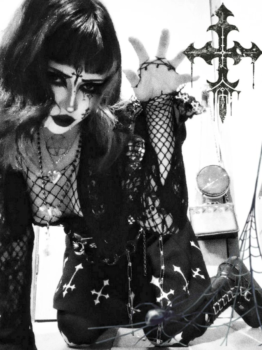 ItsMariamne's tweet photo. Reclaiming the #goth hashtag. Support real Goths instead of poser and ai slop 🦇
Tiktok: itsmariamne 
#gothic #gothtwt #gothicgirl #gothicgirls #gothstyle https://t.co/y8wCI4Eis6