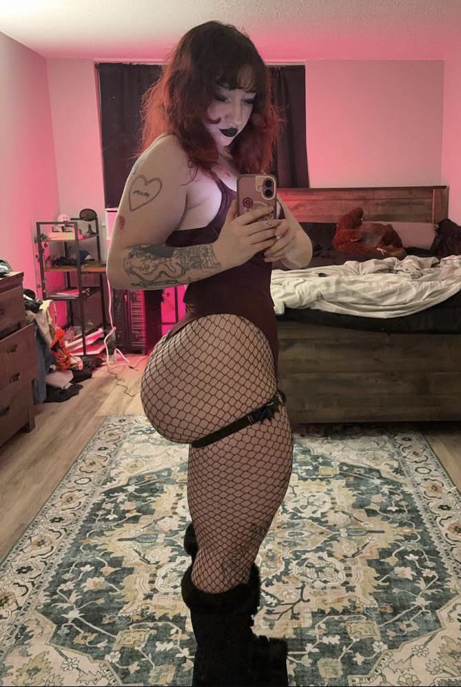 allchavz's tweet photo. Super thick goth chav https://t.co/Oxoj3X35Dk