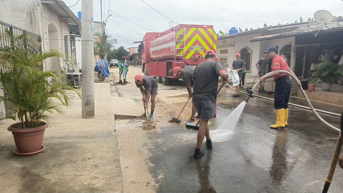 FFAAECUADOR's tweet image. #SantaRosa | Las Fuerzas Armadas del Ecuador realizaron labores de limpieza y mantenimiento de vías afectadas por las lluvias, contribuyendo a restablecer la movilidad.
#FFAAContigo
#EcuadorUnaSolaFuerza