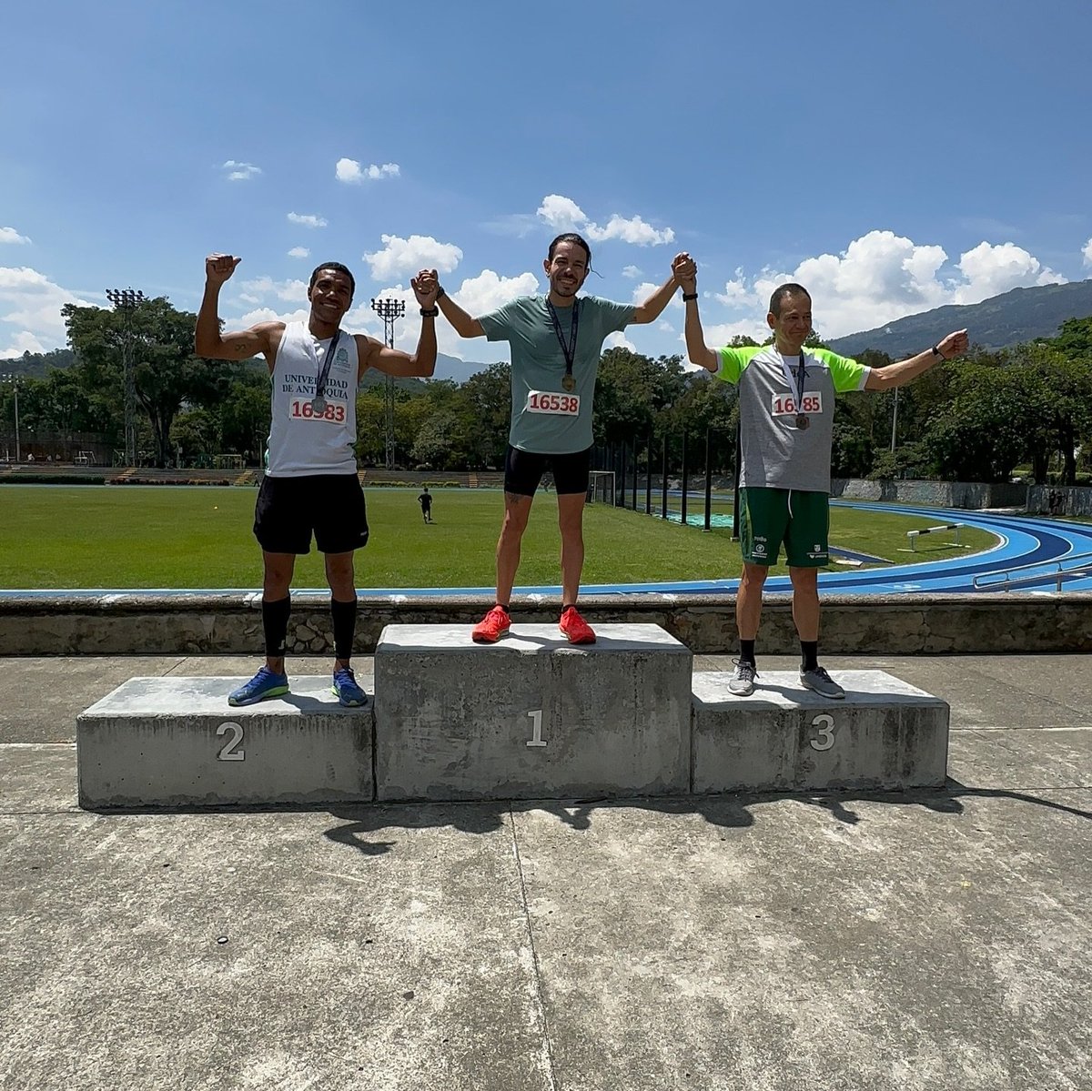 Felicitaciones <a href="/camiloparrarpo/">Camilo Parra Restrepo</a>. Ganador en la categoría de empleados de La Milla <a href="/UdeA/">Universidad de Antioquia</a>, 27/2/26.