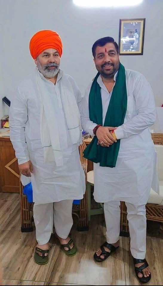 Chhonker01's tweet photo. #नोएडा  #जेवर
सभी  ग्रामवासियों को सूचित किया जाता है कि दिनांक 2 मार्च दिन सोमवार को सुबह 10 बजे शिव मंदिर चौक  #रन्हेरा पर होली मिलन समारोह व भारतीय किसान यूनियन के महा योद्धा हमारे परम प्रिय पवन  खटाना जी के स्वागत समारोह के साथ ,एक निर्णायक पंचायत आयोजित  की जाएगी , इसीलिए  @NIAirport से प्रभावित #विस्थापन_में_समतुल्य_भूमि मांगने वाले #रन्हेरा गांव के  सभी #किसानो  से अनुरोध करते  है कि पंचायत व स्वागत समारोह में ज्यादा से ज्यादा संख्या में  #शिव_मंदिर चौक पर पहुंचे।  
   धन्यवाद 
@noidakhabar
 @TOINoida  @RakeshTikaitBKU  @OfficialBKU  @aajtak  @ZeeNews  @AmarUjalaNews  @DainikBhaskar  @JagranNews