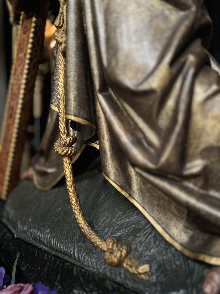 En las adversidades de la vida aparecen nudos que nos atrapan y nos impiden continuar con normalidad.

Pero si hasta Él los portaba y murió por nosotros, ¿cómo no vamos a creer que por Él vamos a ser liberados y vamos a continuar nuestro camino?

Todo pasa porque Él quiere.