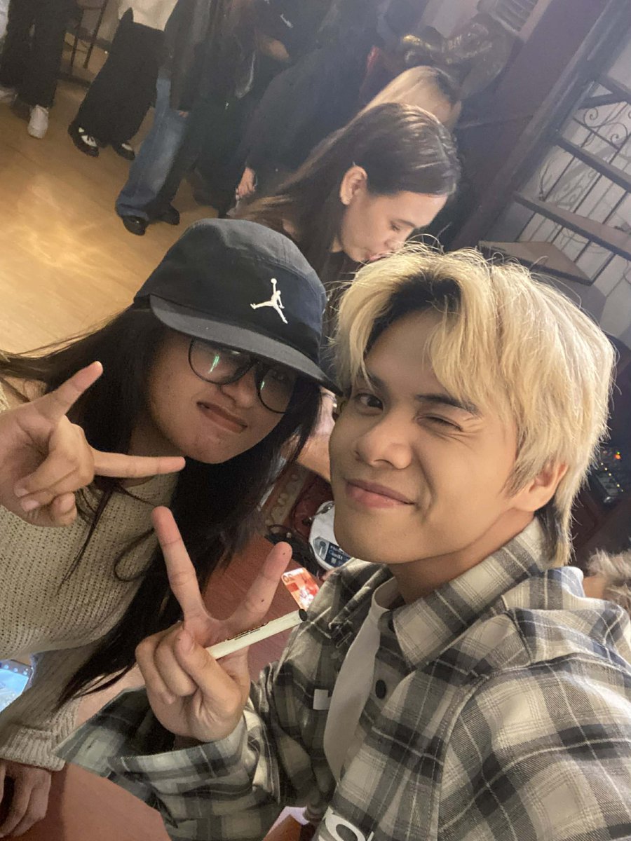 sijyuni's tweet photo. Plus us always.... With GY 🤟🏻. 

Love you palagi, mga bossing ko. 

#GY #PocketWatcherLiveSession
#Pamasahe #Pocketwatcher #Commute #GAB #YEN @gyowboi @mxryxnbcn https://t.co/mjeVsZYVAw
