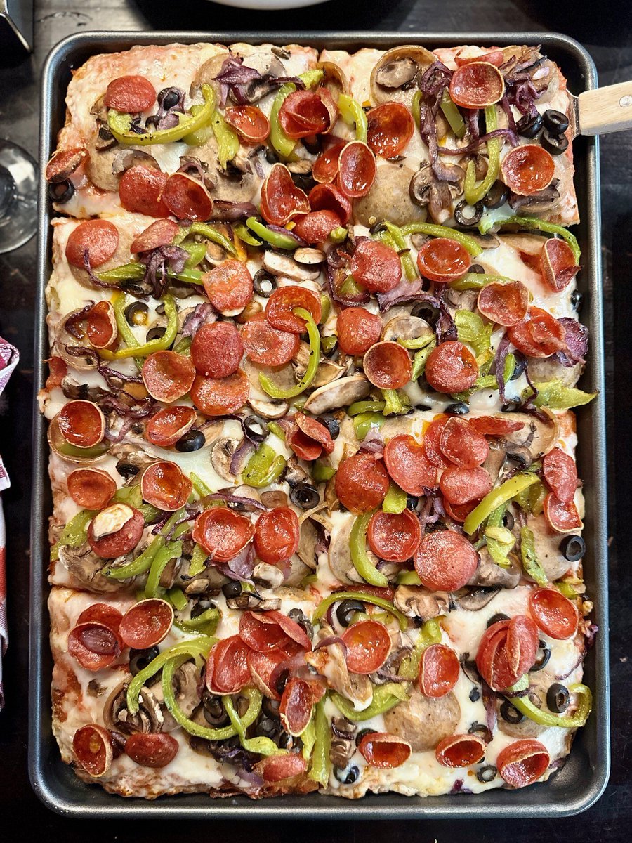 Slice of Vegas Pizza tweet media