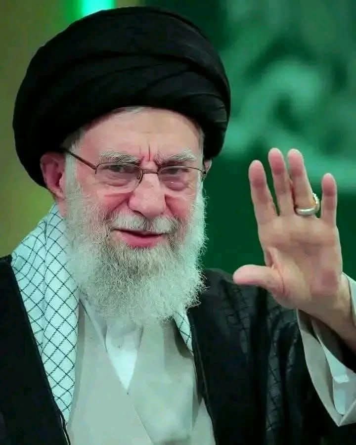 نبھا رہے ہیں اکیلے ہی رسمِ شبیری 
نہ کوفیوں سے توقع نہ ڈر یزید کا 🇮🇷
اللہ حامی و ناصر