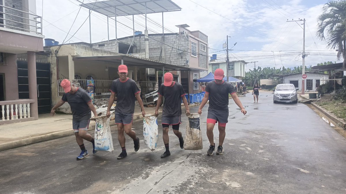 FFAAECUADOR's tweet image. #SantaRosa | Las Fuerzas Armadas del Ecuador realizaron labores de limpieza y mantenimiento de vías afectadas por las lluvias, contribuyendo a restablecer la movilidad.
#FFAAContigo
#EcuadorUnaSolaFuerza