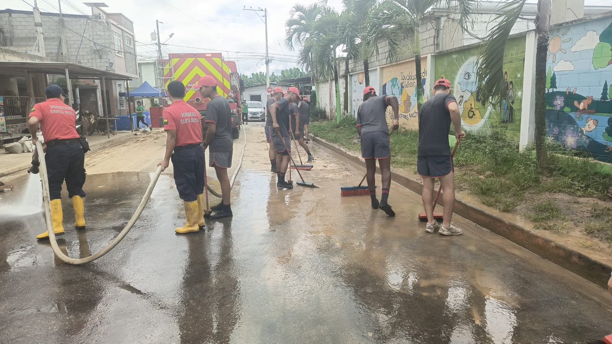 FFAAECUADOR's tweet image. #SantaRosa | Las Fuerzas Armadas del Ecuador realizaron labores de limpieza y mantenimiento de vías afectadas por las lluvias, contribuyendo a restablecer la movilidad.
#FFAAContigo
#EcuadorUnaSolaFuerza