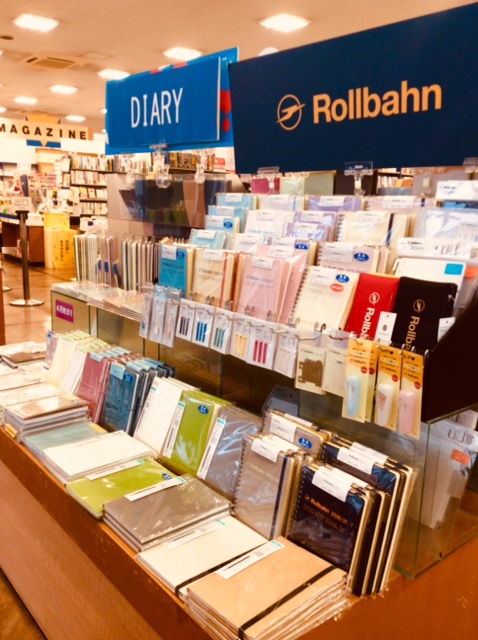 【#カルコス本店】
<2026年度4月始まり手帳> 展開中！！
春から新生活を迎える皆様におススメです。
#4月始まり手帳
#新年度
#新生活