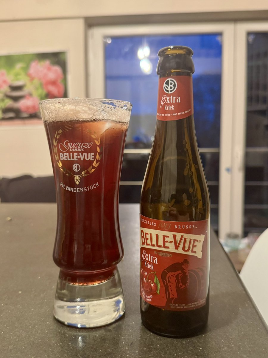 В Бельгії більше 1000 видів пива і вважається поганим тоном подавати пиво в бокалі іншої фірми. Зніму гараж для пивних бокалів!