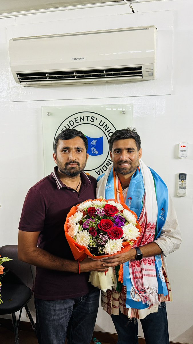 Barmer_Girdhari's tweet photo. आज @nsui (नेशनल स्टूडेंट्स यूनियन ऑफ इंडिया) के नवनियुक्त राष्ट्रीय अध्यक्ष भाई @VinodJakharIN जी से राष्ट्रीय कार्यालय में मुलाक़ात कर बधाई एवं शुभकामनाएँ दी।

आपके नेतृत्व में संगठन नई ऊँचाइयों को छुए, यही कामना है। https://t.co/odvh8z7ew9