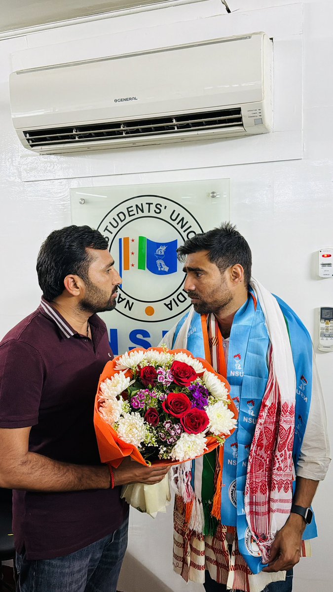 Barmer_Girdhari's tweet photo. आज @nsui (नेशनल स्टूडेंट्स यूनियन ऑफ इंडिया) के नवनियुक्त राष्ट्रीय अध्यक्ष भाई @VinodJakharIN जी से राष्ट्रीय कार्यालय में मुलाक़ात कर बधाई एवं शुभकामनाएँ दी।

आपके नेतृत्व में संगठन नई ऊँचाइयों को छुए, यही कामना है। https://t.co/odvh8z7ew9