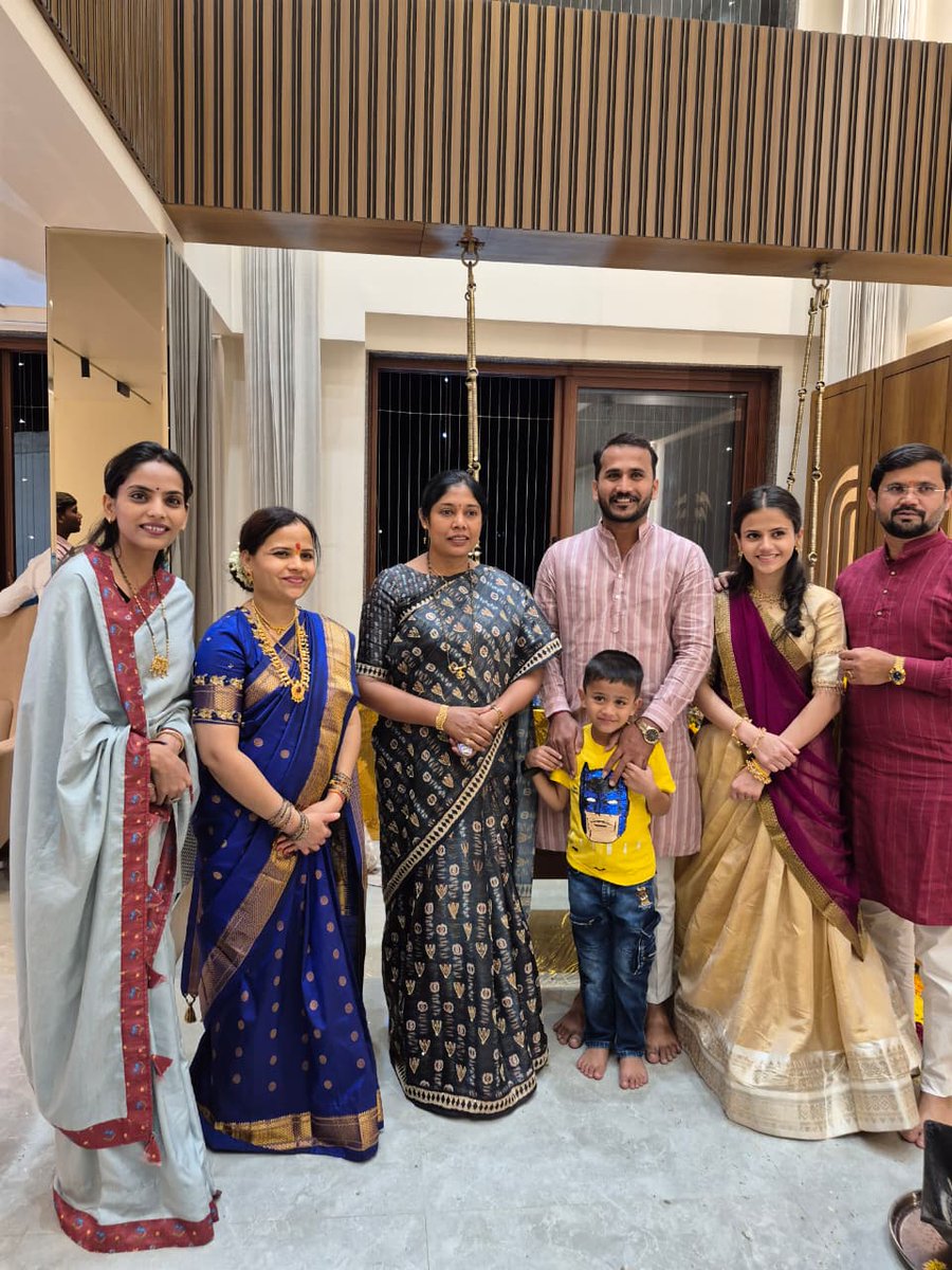 सहकारी नगरसेविका वृषाली आनंद रिठे यांच्या नवीन घराच्या वास्तुशांती कार्यक्रमास उपस्थित राहून त्यांना मनःपूर्वक शुभेच्छा दिल्या.

नवीन घरात सुख, समृद्धी आणि ऐश्वर्य नांदो, हीच ईश्वरचरणी प्रार्थना! 🏠🙏✨

🌷🚩🚩🚩🌷

|| जय श्रीराम ||
आपले रामदूत 

सौ. मंजुषा दीपक नागपुरे 
महापौर,