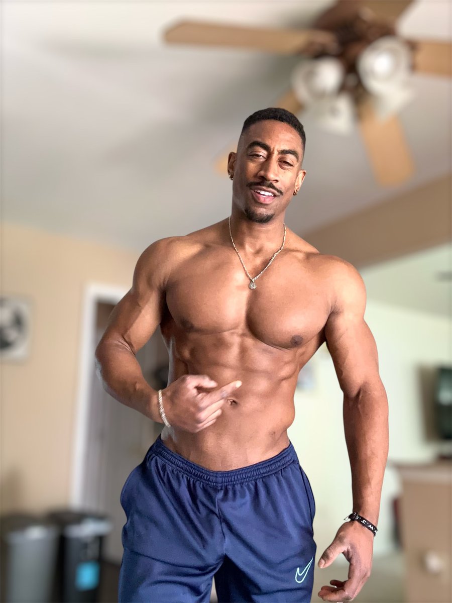 ItsGetRight's tweet photo. Pump from 225lbs for 20 on decline bench this morning https://t.co/qnCI0EeKJK