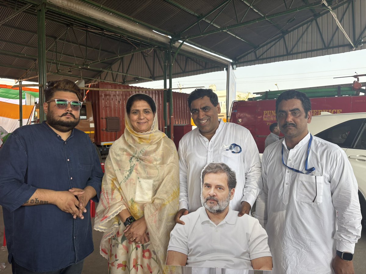 ਅੱਜ ਬਰਨਾਲਾ ਵਿਖੇ ਕਾਂਗਰਸ ਪ੍ਰਧਾਨ ਰਾਜਾ ਵਡਿੰਗ ਦੇ ਦਿਸ਼ਾ ਨਿਰਦੇਸ਼ ਤਹਿਤ ਸ੍ਰੀ ਰਾਹੁਲ ਗਾਂਧੀ ਤੇ ਮੱਲਿਕਅਰਜੁਨ ਖਾਰਗੇ ਜੀ ਦੀ ਮਨਰੇਗਾ ਬਚਾਓ ਰੈਲੀ ਵਿੱਚ ਲੱਖ ਤੋਂ ਵੱਧ ਲੋਕਾਂ ਨੇ ਸ਼ਿਰਕਤ ਕੀਤੀ। ਜ਼ਿਲਾ ਕਾਂਗਰਸ ਪਟਿਆਲਾ ਦੇ ਵਰਕਰ ਗੁਰਸ਼ਰਨ ਕੌਰ ਰੰਧਾਵਾ ਦੀ ਪ੍ਰਧਾਨਗੀ ਹੇਠ ਸੈਂਕੜੇ ਬੱਸਾਂ ਲੈਕੇ ਪਹੁੰਚੇ। <a href="/RahulGandhi/">Rahul Gandhi</a> <a href="/RajaBrar_INC/">Amarinder Singh Raja Warring</a>