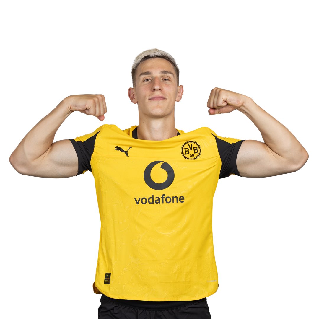 LeBarDuFootball's tweet photo. BUNDESLIGA 🇩🇪

SURPRISE DORTMUND MÈNE 1-0 BUT DE NICO 

#Bundesliga #Bayern #Dortmund #BVBBAY https://t.co/R8Xt5f4cBg